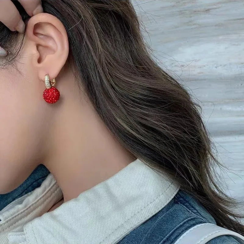 New Red Strawberry Round Bead Rhinestone Earring Shiny Design Fashion Ear Stud for Delicate Women Chrismas Ear Buckle Commuting