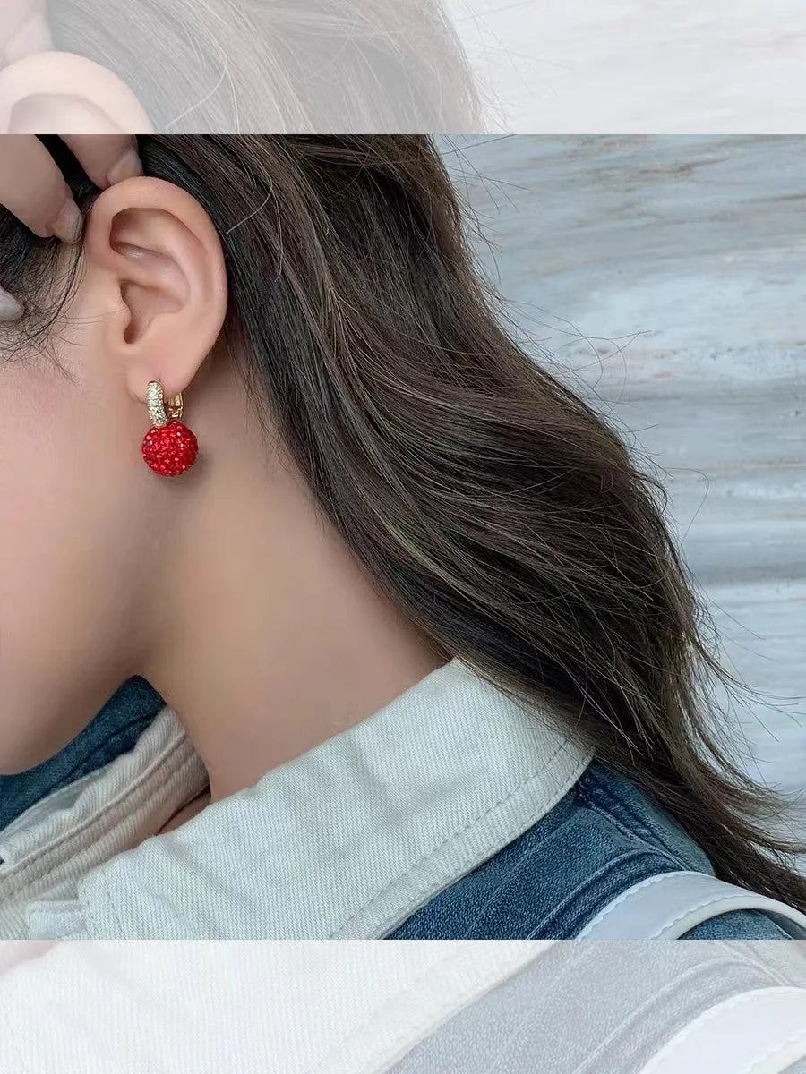 New Red Strawberry Round Bead Rhinestone Earring Shiny Design Fashion Ear Stud for Delicate Women Chrismas Ear Buckle Commuting