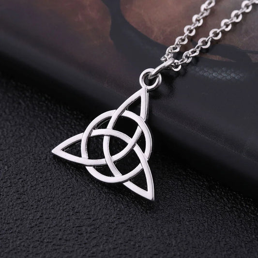 Skyrim Viking Celtics Love Knot Geometric Pendant Necklace Antique Sliver Triquetra Chain Necklace Amulet Jewelry Gift for Women