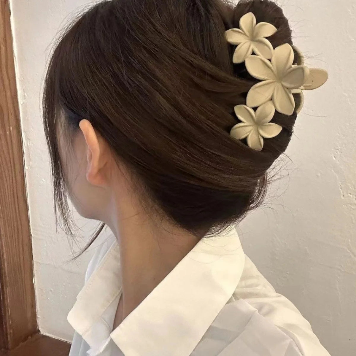 4pcsTemperament Hair Clip Frosted Scrunchie Hairpin Shark Clip High Value Light Luxury Flower Headdress Elegant Bangs Back of th