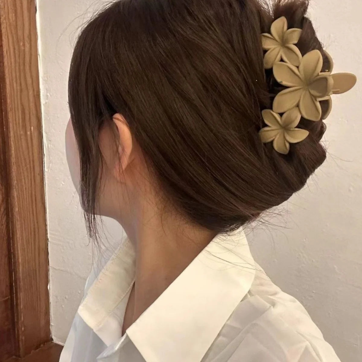 4pcsTemperament Hair Clip Frosted Scrunchie Hairpin Shark Clip High Value Light Luxury Flower Headdress Elegant Bangs Back of th